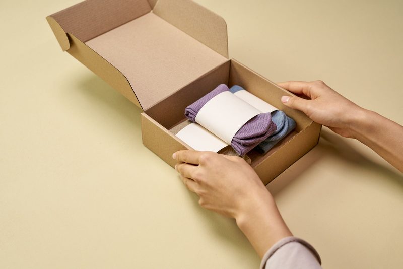 Packtisch mit Geschenkschachteln in einer Halle (Illustrationsfoto)
