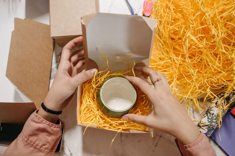 Geschenkset wird von Hand in eine Schachtel gesetzt